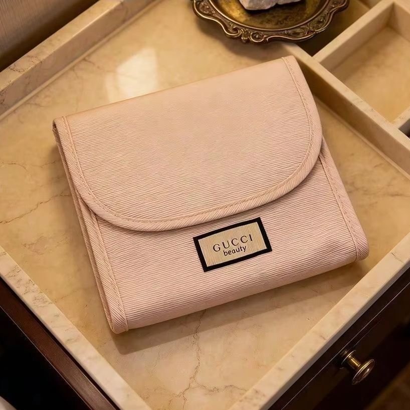 Luxury Bags Gucci - حقيبة مستحضرات تجميل من غوتشي باللون