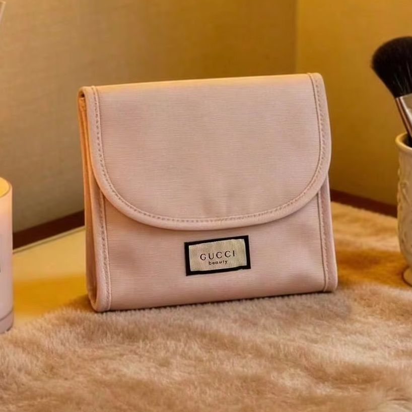 حقيبة مستحضرات تجميل من غوتشي  - مراجعة Luxury Bags Gucci وسعره