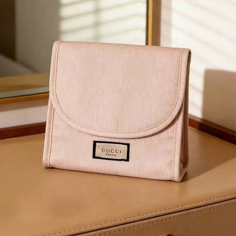حقيبة مستحضرات تجميل من غوتشي  - مراجعة Luxury Bags Gucci وسعره
