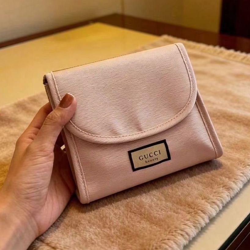 حقيبة مستحضرات تجميل من غوتشي  - مراجعة Luxury Bags Gucci وسعره